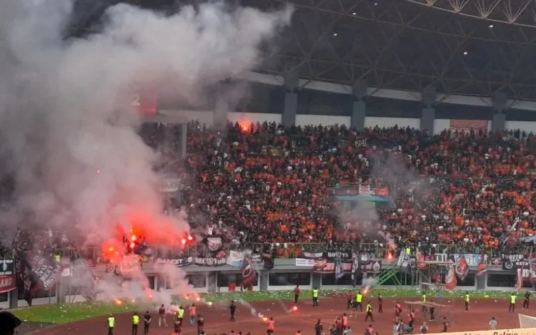 Viral, Jakmania Sebut ada 200 Bobotoh Menyusup ke Laga Persija vs Persib dan Jadi Korban Kericuhan.