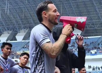 Ribuan Bobotoh Padati GBLA Jelang Derby Klasik Persib vs Persija, Marc Klok: Kita Ambil Tiga Poin Disana !