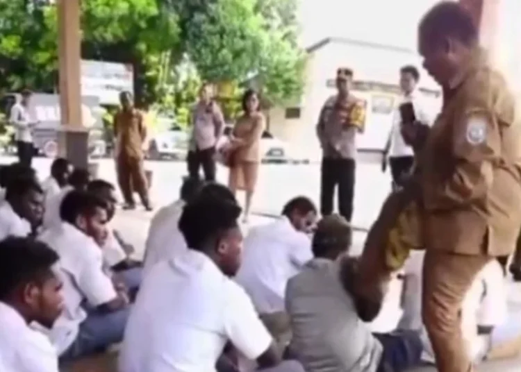 Viral Video ASN Papua Tendang Pelajar Karena Lalukan Demo Tolak Makan Bergizi Gratis