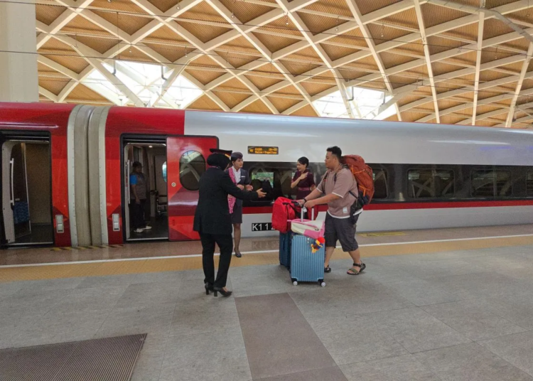 Kereta Cepat Whoosh.