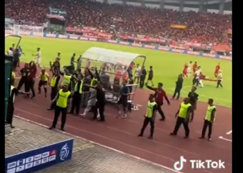 Viral Video Supporter Persija Lempari Pemain Persib dan Berkata Kasar, Eh Marc Klok Lempar Marc Klok !