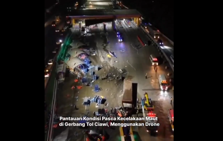 Kumpulan Foto dan Video Kecelakaan Maut di Gerbang Tol Ciawi, Korban Bergeletakan di Aspal, Kendaraan Ringsek dan Terbakar