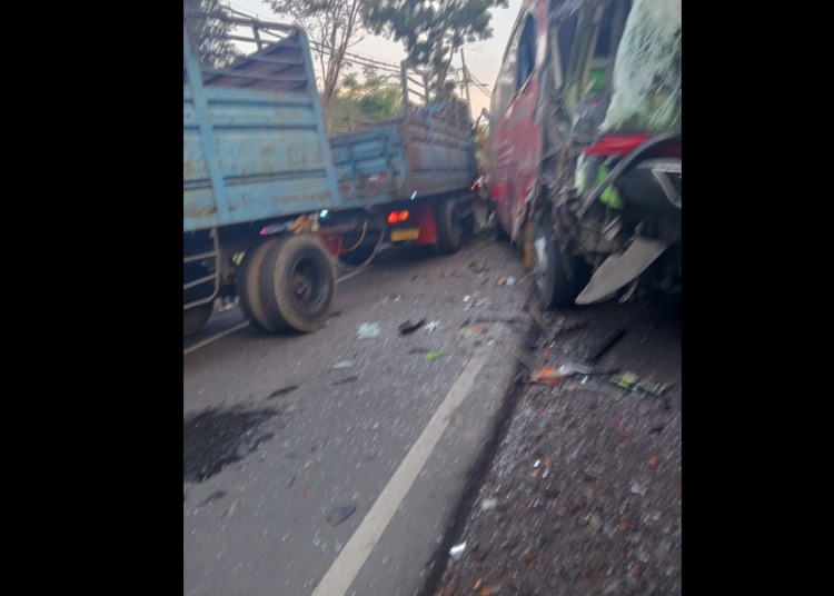 Truk Gandeng Tabrak Bus Gunung Harta di Jember (Facebook/Ackyu Chueyo)
