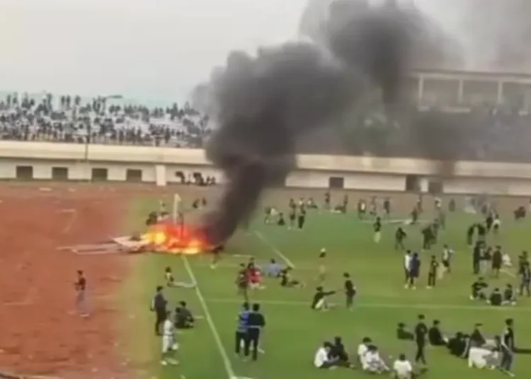 Kericuhan Babak 8 Besar Liga 2 Persela vs Persijap, Supporter Turun ke LapanKericuhan Babak 8 Besar Liga 2 Persela vs Persijap, Supporter Turun ke Lapangan dan Gawang Dibakar gan dan Gawang Dibakar