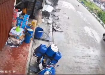 Kecelakaan Mobil Tabrak Pengendara Motor yang Isi BBM