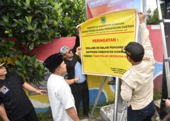 Lima Reklame di Kuningan Dibongkar karena Tak Bayar Pajak