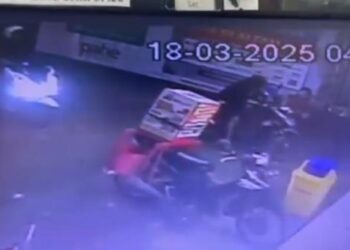 AKSI PENCURIAN Motor Beat Street di Minimarket Bojonegoro Terekam CCTV (Facebook)