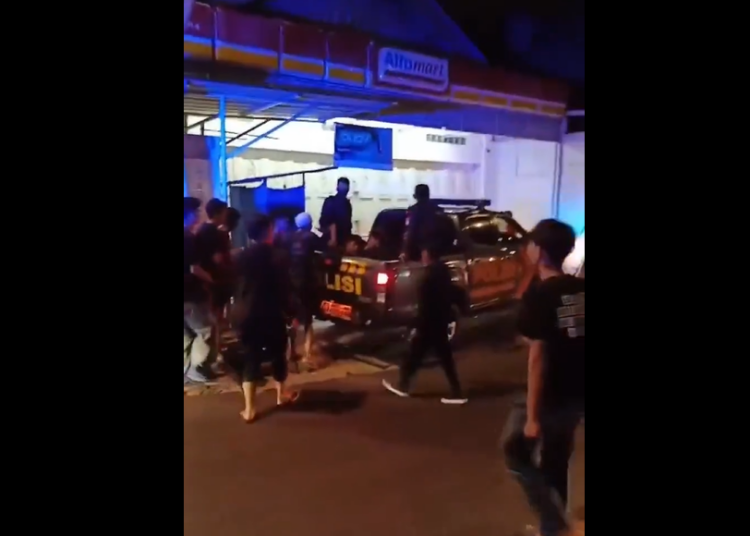 Viral Video ! Segerombolan Pemuda Diduga Geng Motor Berknalpot Bising Bawa Sajam dan Petasan di Kebon Kopi, Cimahi