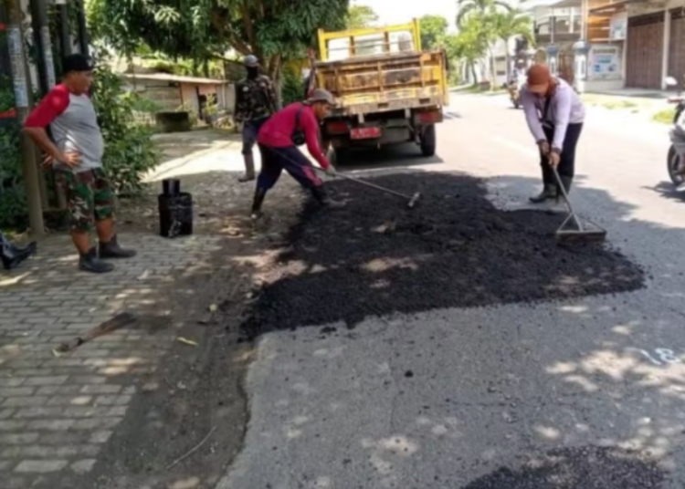 Perbaikan jalan rusak di Tulungagung (Istimewa)