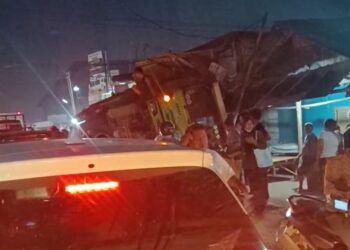 Pemotor Tertimpa Truk Tanah yang Terguling di Tangerang (Istimewa)