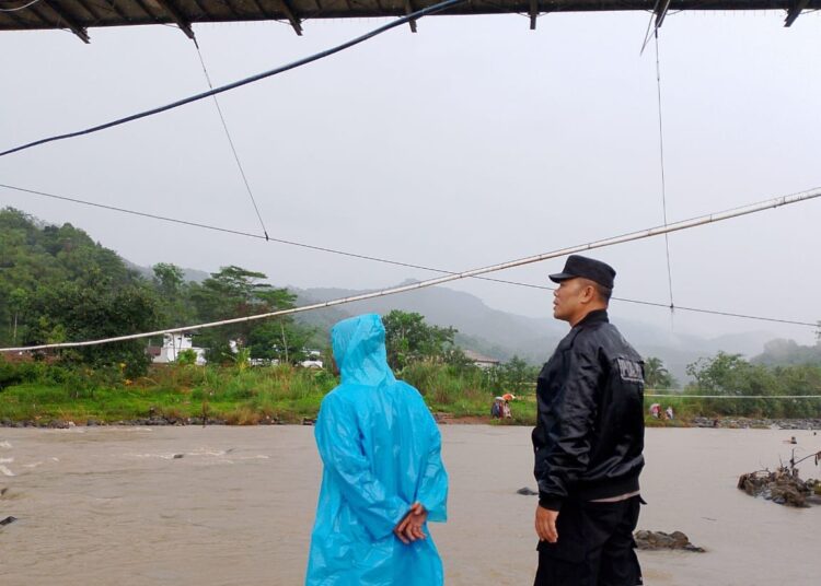 Bocah 5 Tahun Hilang Terseret Arus Sungai Cikaengan Garut, Tim SAR Lakukan Pencarian