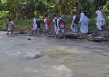 Derita Pelajar di Kuningan, Puluhan Tahun ke Sekolah Nyebrang Sungai Tanpa Jembatan