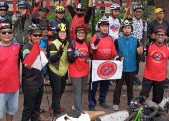 Gowes Cimahi – Papua, Taufik Dilepas Warga dengan Meriah
