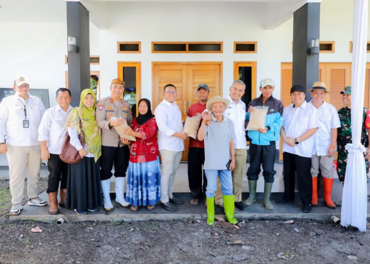 Toni dan Farhan bersama petani