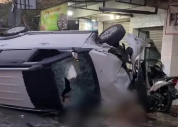 KECELAKAAN Minibus Tabrak 2 Bengkel di Singosari Malang (Istimewa)