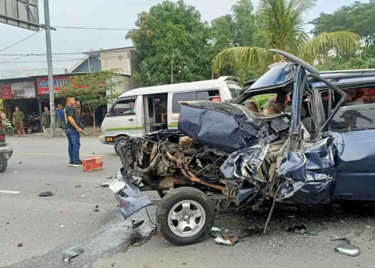 Kecelakaan Bus Bagong dengan Mobil Toyota Kijang di Jombang (Istimewa)