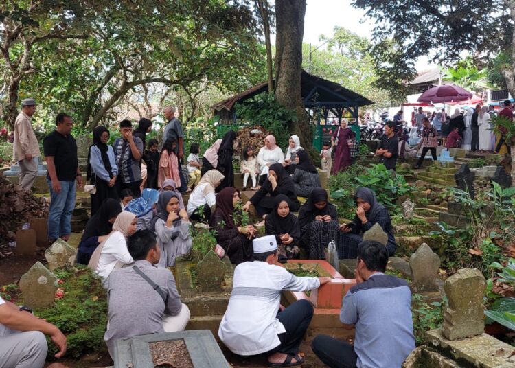 Ratusan Peziarah Padati TPU Astana Gede Kuningan