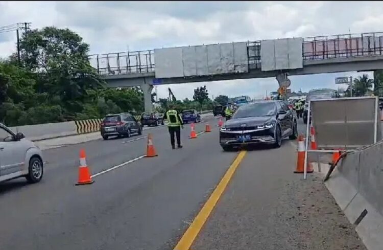 Tol Japek Arah Cikampek Terapkan Contraflow