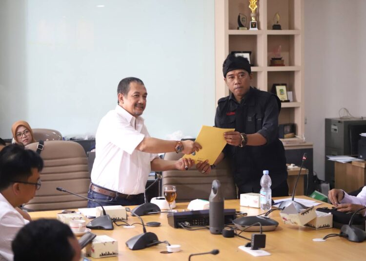Ketua Komisi II DPRD Kota Bandung, H. Aries Supriyatna, S.H., M.H., menerima audiensi dari Aliansi Solidaritas (Peduli Pedagang Tradisional), di Ruang Komisi II DPRD Kota Bandung, Rabu, 26 Februari 2025.