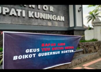 Wartawan Kuningan Gelar Aksi Spontan Sambut KDM, Pasang Spanduk ‘Boikot Gubernur Konten’