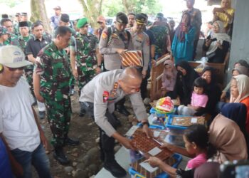 Pangdam III Siliwangi dan Kapolda Jabar Kunjungi Keluarga Korban Ledakan di Cibalong Garut
