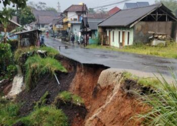 Longsor Putus Jalan Penghubung di Tanjungjaya Tasikmalaya, Polisi Alihkan Jalur