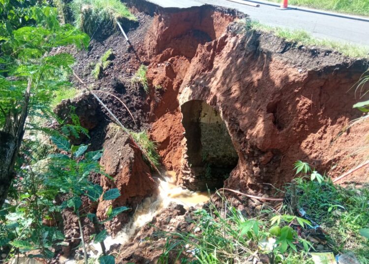 Dampak Longsor, 300 Pelanggan Kehilangan Air Bersih, Petugas Perbaiki Secara Marathon