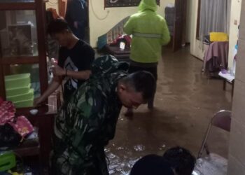 Sungai Cipacing Garut Meluap Rendam Permukiman, Petugas Lakukan Evakuasi Warga