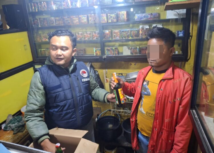 Polisi Ringkus Dua Pengedar Miras Ilegal di Garut, Ini Kronologinya