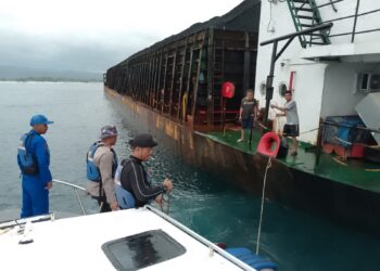 Cuaca Ekstrem Paksa Kapal Batubara Bersandar di Perairan Santolo, Polisi Lakukan Pemeriksaan