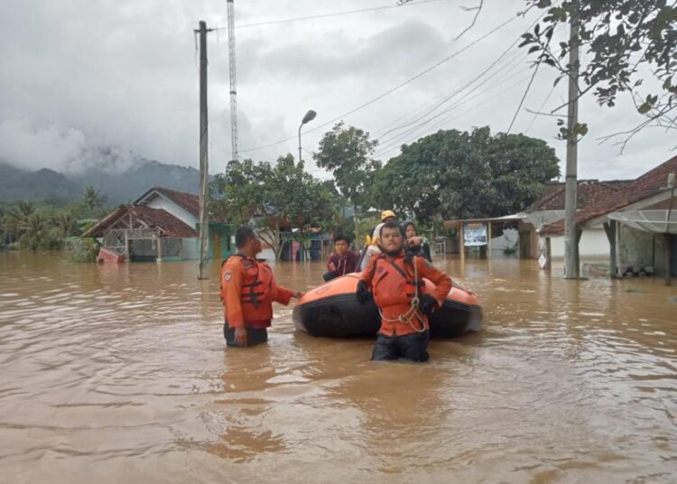Banjir Terjang Desa Tanjungsari Tasikmalaya, 4 Kampung Terendam, Tim SAR Lakukan Evakuasi