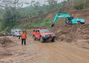 Pasca Longsor, Akses Jalan Cipasung-Subang Sudah Bisa Dilalui dengan Sistem Buka Tutup