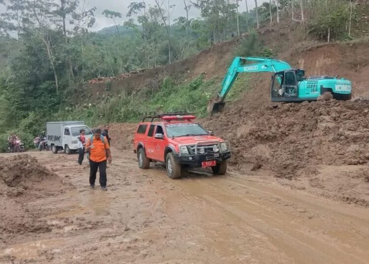 Pasca Longsor, Akses Jalan Cipasung-Subang Sudah Bisa Dilalui dengan Sistem Buka Tutup