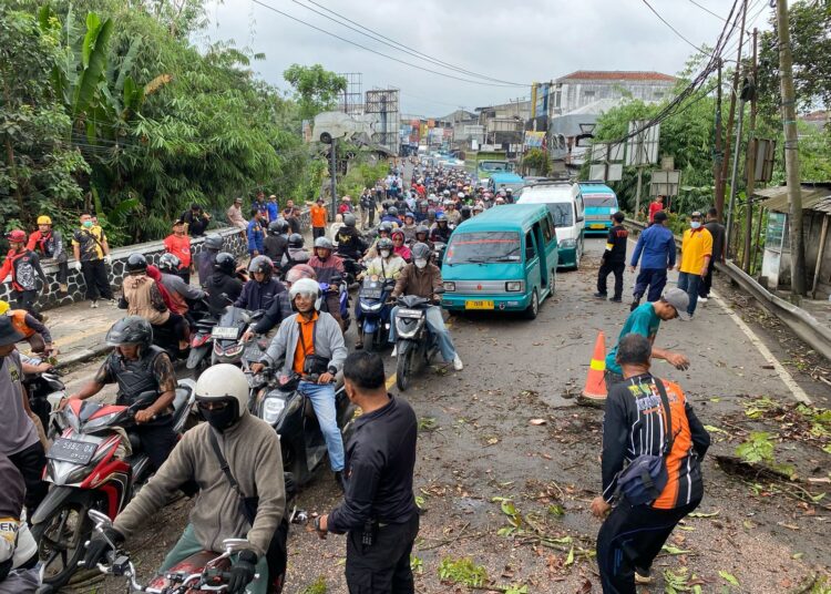 Rawan Kejahatan dan Sampah Ilegal, Jembatan Leuwigoong Cibadak Sukabumi Jadi Fokus Kegiatan Jumat Bersih