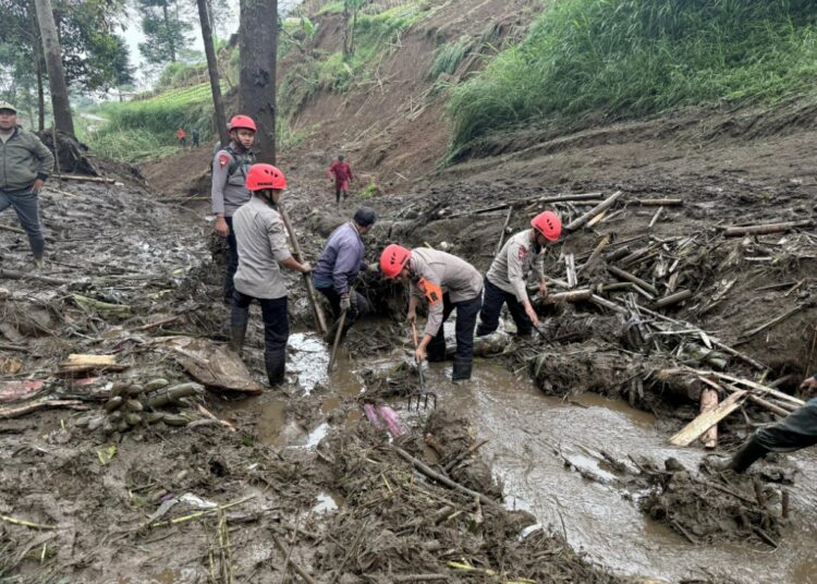 Banjir Bandang Terjang Lembang, Seorang Warga Hilang Terseret Arus
