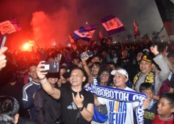Teriakan Yel-Yel ‘Persib Juara Deui’ Membahana Sepanjang Rute Konvoi di Kuningan