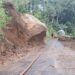 Petugas Terkendala Batu Besar yang Halangi Pengerukan Jalan Penghubung Desa Banyurasa Tasikmalaya