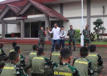 Rokhmat Ardiyan Anggota DPR RI Tinjau Barak Militer di Kuningan