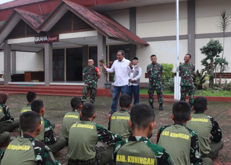 Rokhmat Ardiyan Anggota DPR RI Tinjau Barak Militer di Kuningan