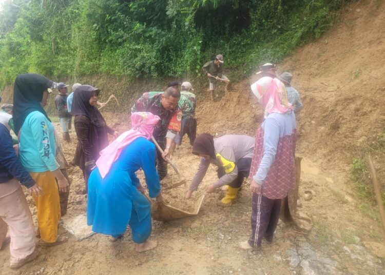 Jalan Utama Desa Cipedes-Sukamukti Terputus, Polsek Ciniru dan Warga Gotong Royong Bersihkan Timbunan Longsor