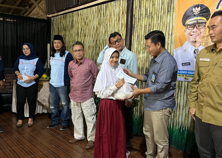 Berbagi Sesama, Wartatasik Salurkan 50 Paket Sembako Bagi Anak Yatim Piatu di Tasikmalaya
