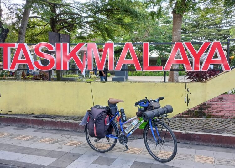 Gowes Cimahi-Papua, Hari ke-3 Nikmati Jembatan Legendaris Cirahong