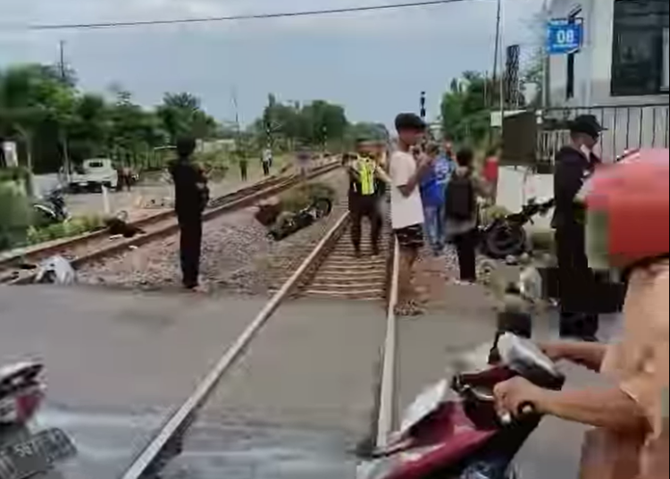 TERASJABAR.ID – Kecelakaan tragis terjadi di perlintasan kereta api JPL 08, Kelurahan Mangge, Kecamatan Barat, Magetan, Jawa Timur, pada Senin (19/5/2025) pukul 12.49 WIB.