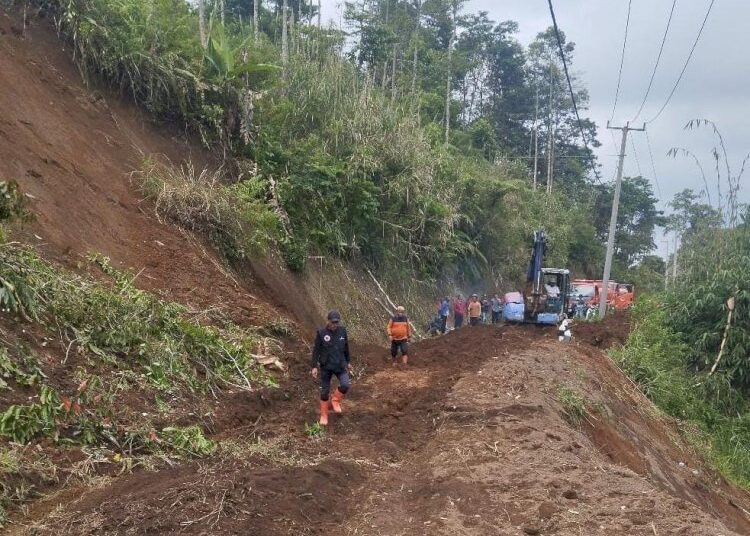 Longsor Tutup Jalan Penghubung di Cigalontang Tasikmalaya, Ini Kondisinya