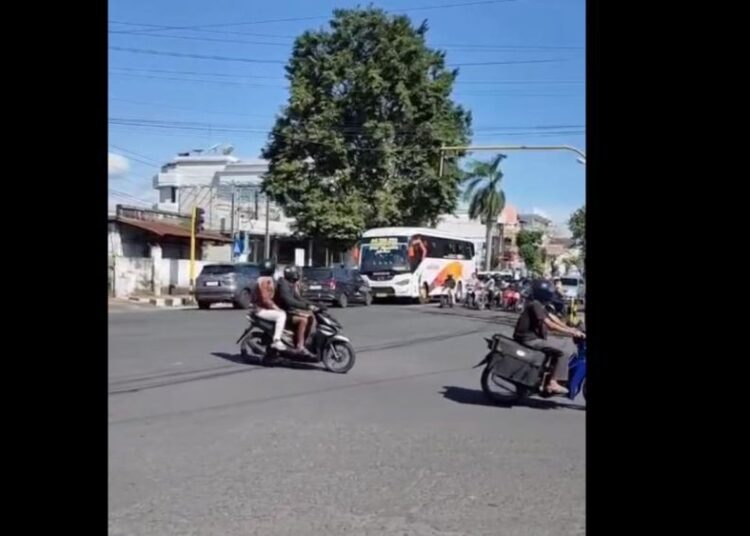 Bus vs mobil di Tulungagung (istimewa)