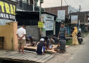 Proyek Drainase Mangkrak di Rancaekek, Warga Pun Bikin Jembatan Darurat