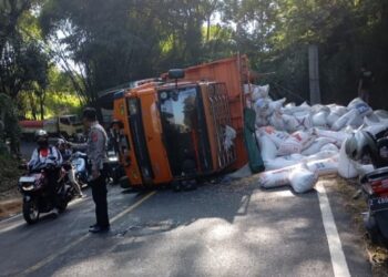 Truk Pengangkut Gabah Terguling di Cikuda Jatinangor, Ini Penyebabnya