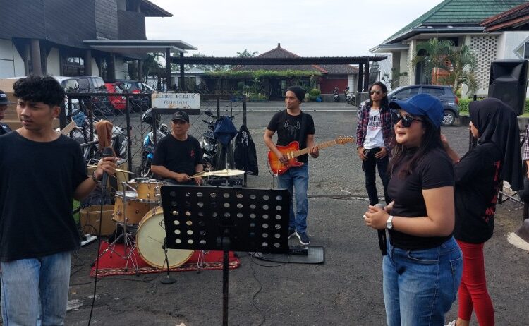 Troto Art Band Ngamen On The Street di CFD Hibur Warga Kuningan