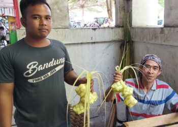Jelang Idul Adha, Penjual ‘Sarung Ketupat’ Keluhkan Dagangan Sepi