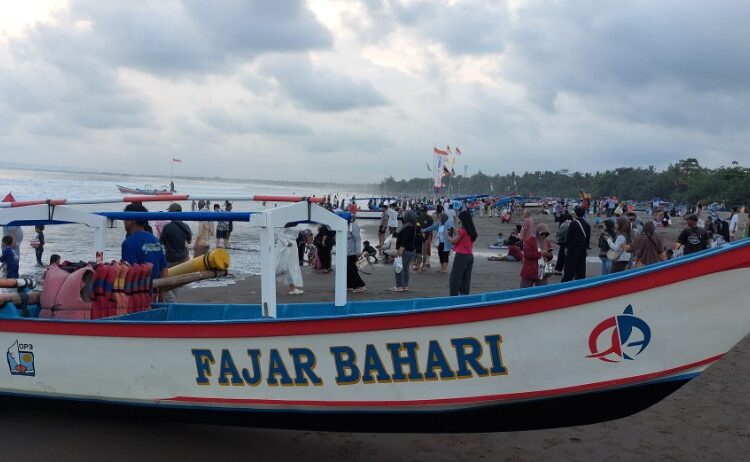 Masuki Libur Panjang, Pantai Pangandaran Diserbu Anak Sekolah